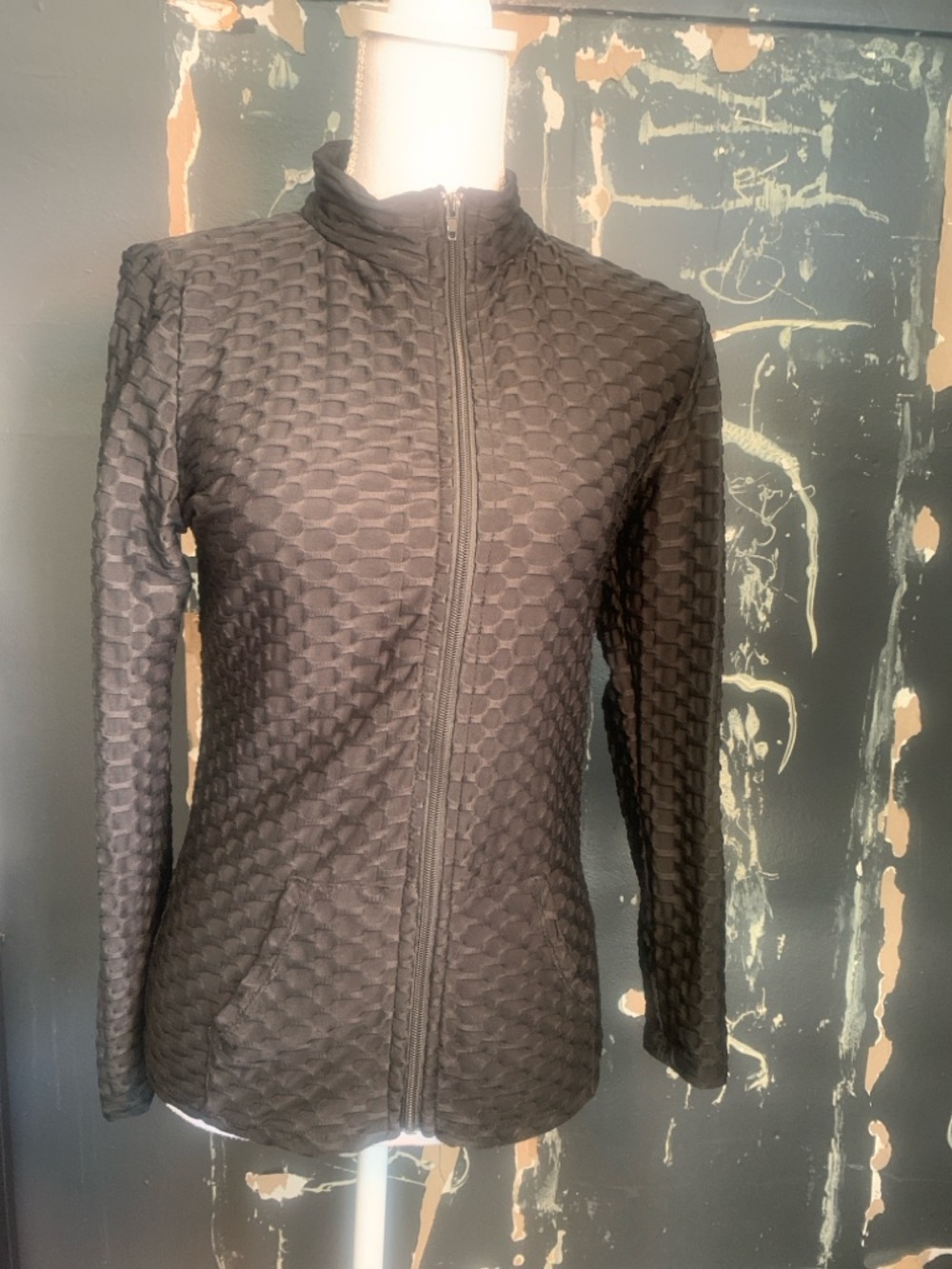 Size L textured light weight black zip-up jacket active wear.